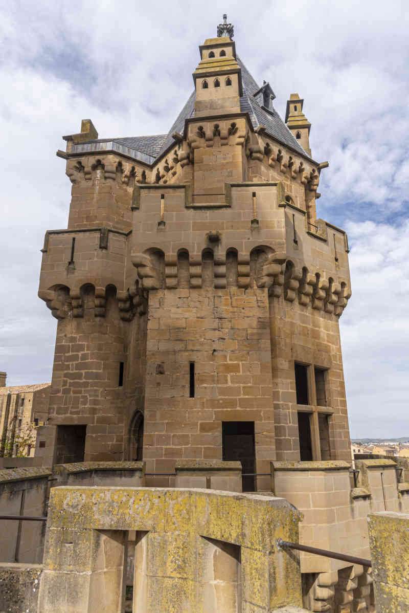 Comunidad Foral de Navarra 060 - Olite - palacio Real de Olite - Torre de las Tres Coronas.jpg